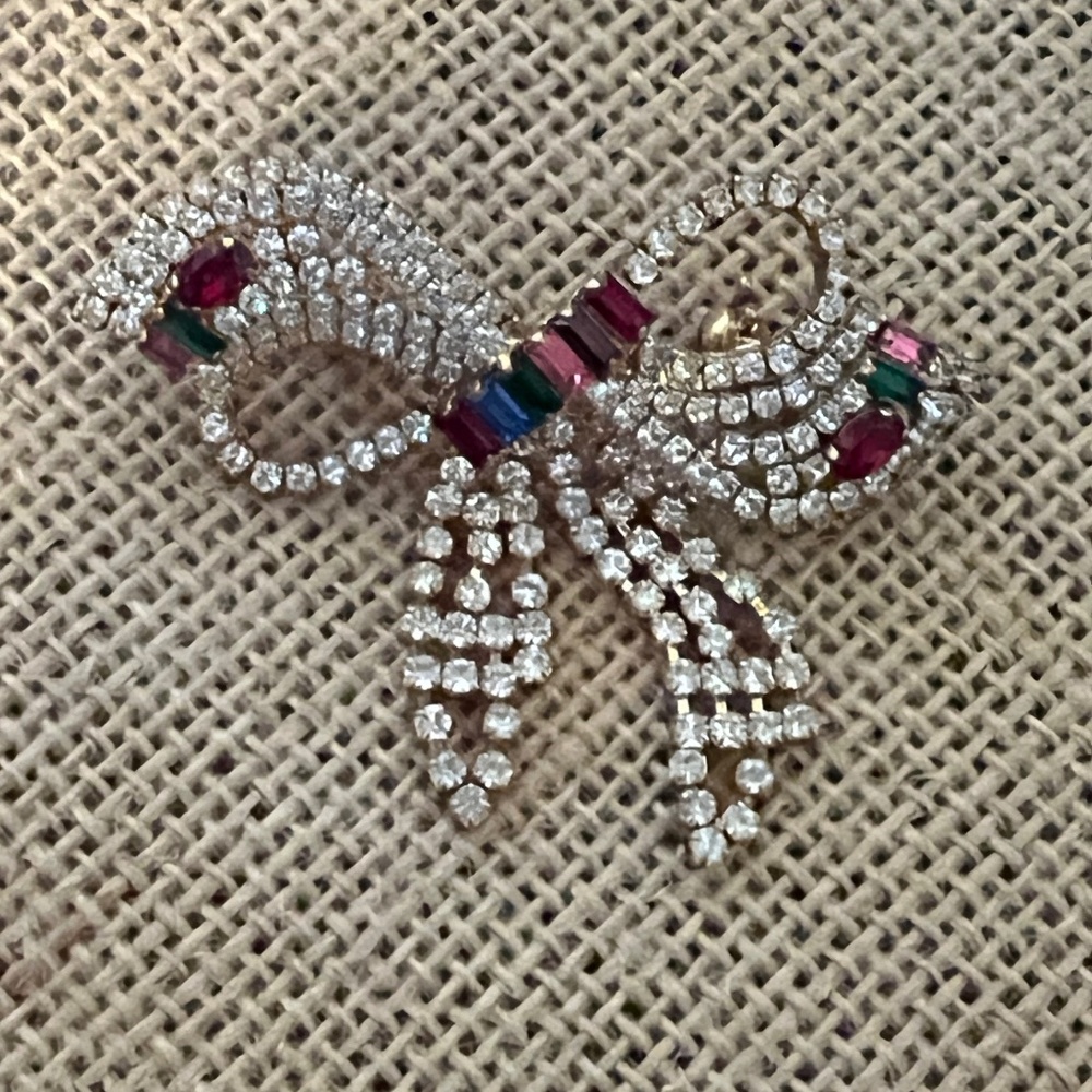 Sweet vintage bow pin.  Excellent condition